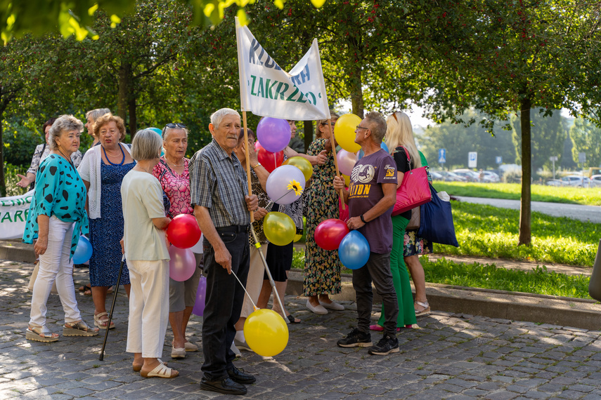 Seniorzy przemaszerowali przez miasto zdjęcie nr 292633