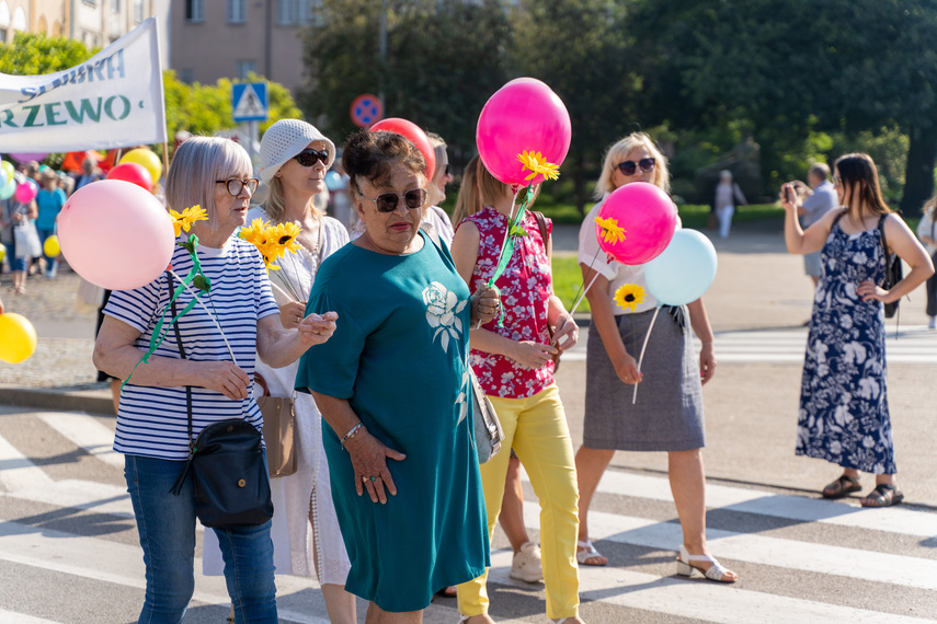 Seniorzy przemaszerowali przez miasto zdjęcie nr 292646