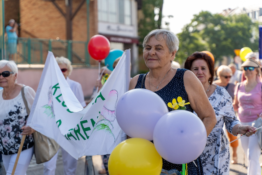 Seniorzy przemaszerowali przez miasto zdjęcie nr 292671