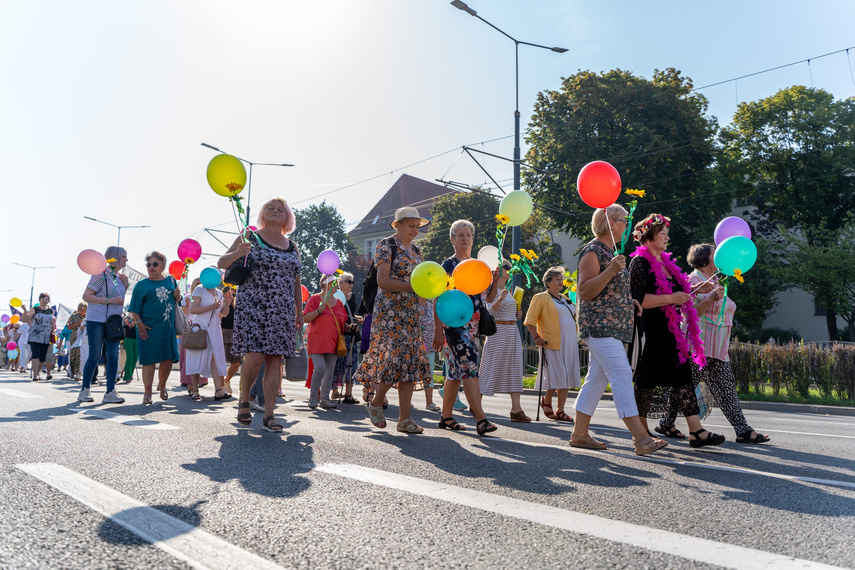 Seniorzy przemaszerowali przez miasto zdjęcie nr 292651