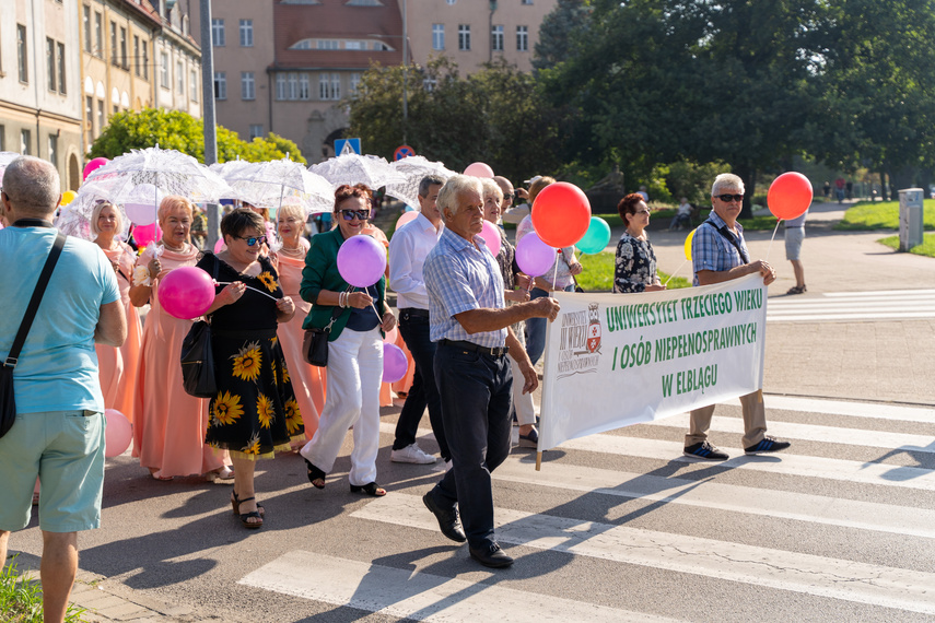 Seniorzy przemaszerowali przez miasto zdjęcie nr 292640