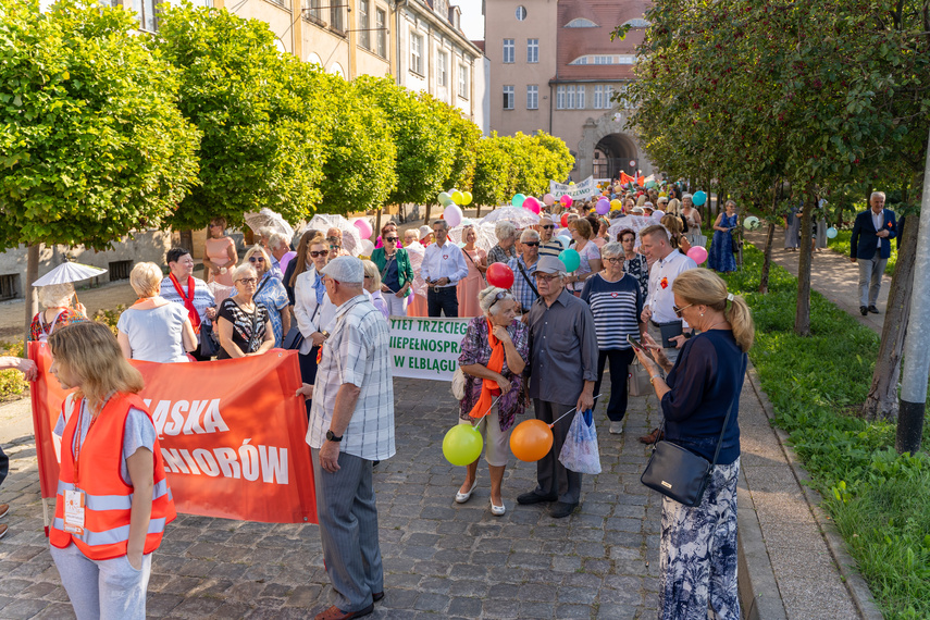 Seniorzy przemaszerowali przez miasto zdjęcie nr 292634