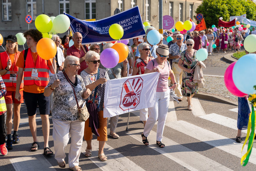 Seniorzy przemaszerowali przez miasto zdjęcie nr 292649