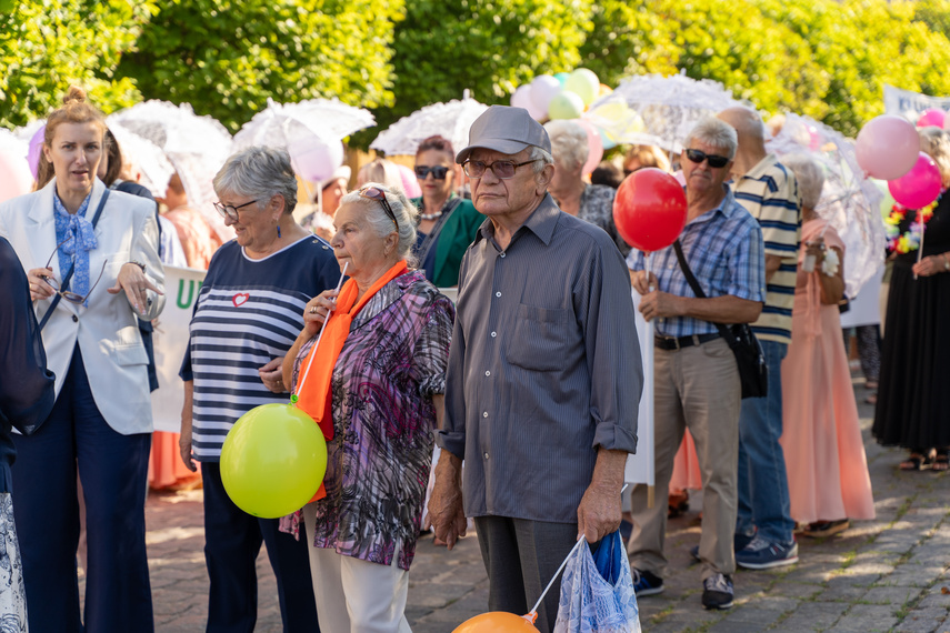 Seniorzy przemaszerowali przez miasto zdjęcie nr 292626