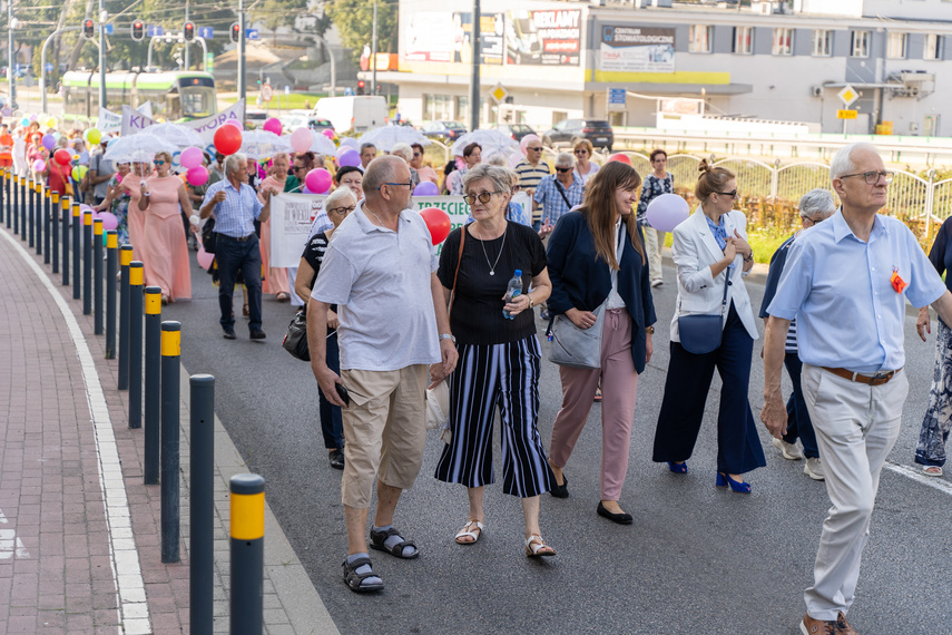 Seniorzy przemaszerowali przez miasto zdjęcie nr 292662