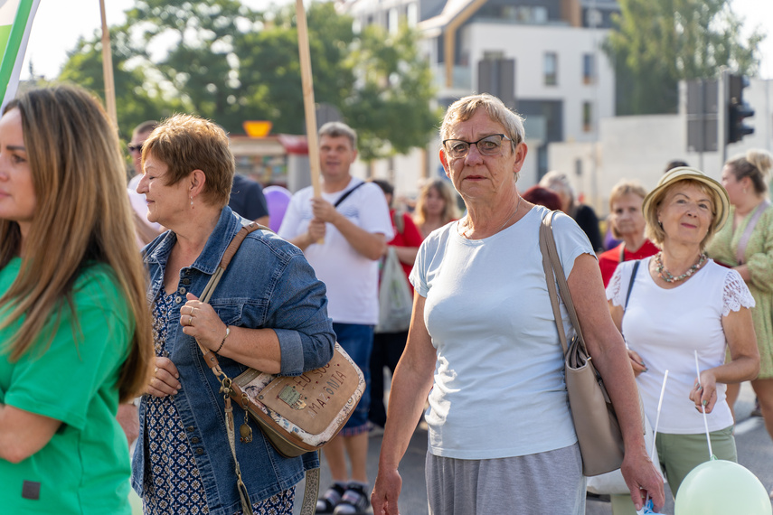 Seniorzy przemaszerowali przez miasto zdjęcie nr 292679