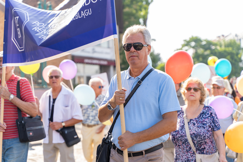 Seniorzy przemaszerowali przez miasto zdjęcie nr 292672