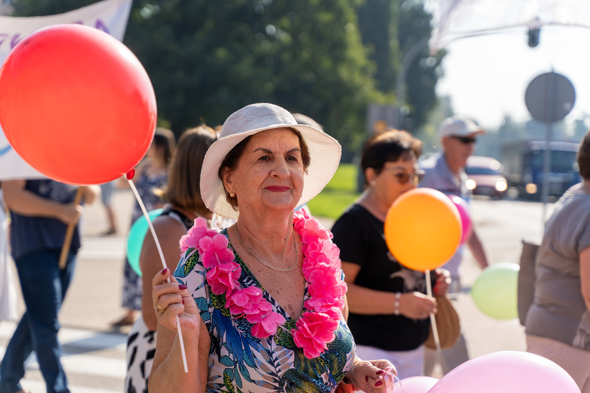 Seniorzy przemaszerowali przez miasto zdjęcie nr 292644