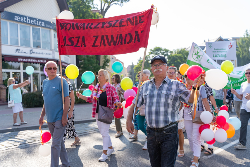 Seniorzy przemaszerowali przez miasto zdjęcie nr 292677