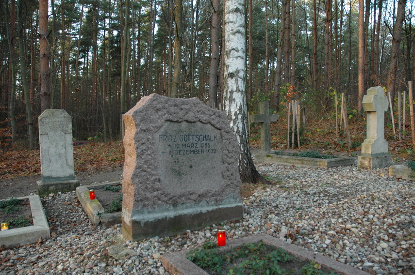 Historia leśnego cmentarza zdjęcie nr 295646