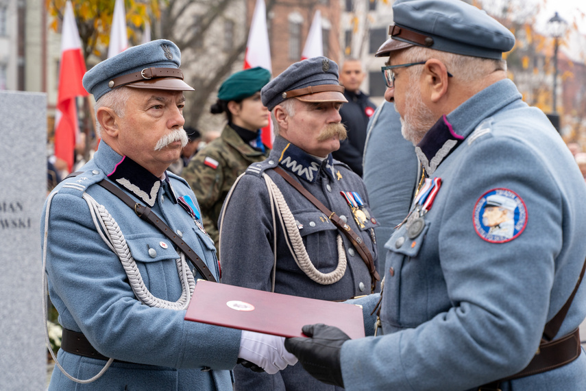 Elblążanie uczcili 105. rocznicę odzyskania niepodległości zdjęcie nr 296020