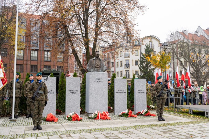 Elblążanie uczcili 105. rocznicę odzyskania niepodległości zdjęcie nr 296005