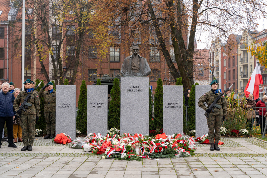 Elblążanie uczcili 105. rocznicę odzyskania niepodległości zdjęcie nr 296059