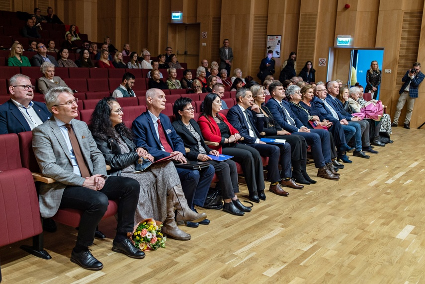 Trzydzieści lat niesienia pomocy zdjęcie nr 296395