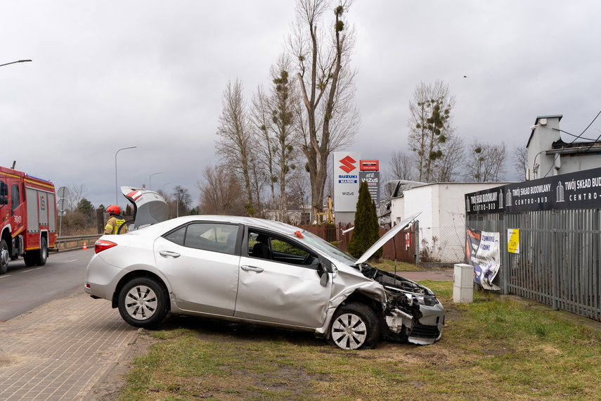 Nie zauważył pojazdu i dachował na Radomskiej zdjęcie nr 301153