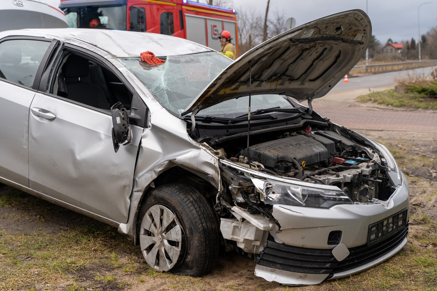 Nie zauważył pojazdu i dachował na Radomskiej zdjęcie nr 301155