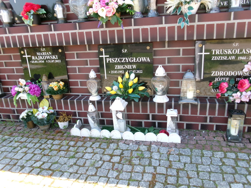 Zarząd Zieleni Miejskiej w Elblągu zakazał umieszczania zniczy, kwiatów i innych dekoracji pod kolum zdjęcie nr 310791