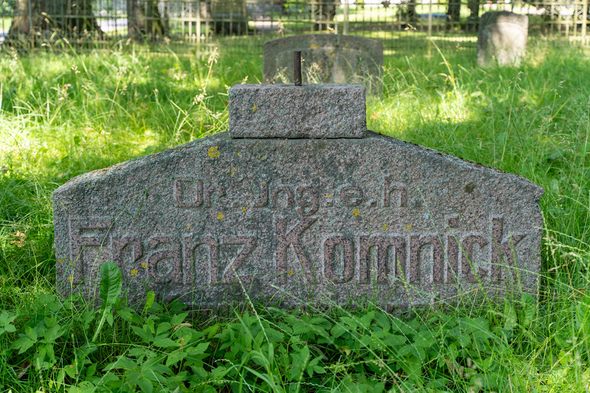 Fragment nagrobka Franza Komnicka w lapidarium przy ul. Sadowej