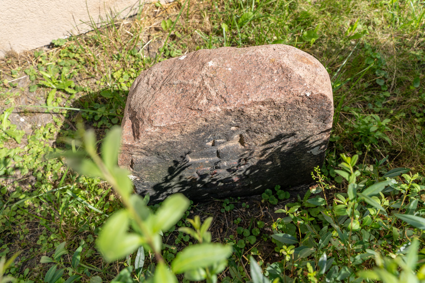 Kamień z tajemniczą datą przy ul. Malborskiej, obok budynku administracji rejonu ZBK