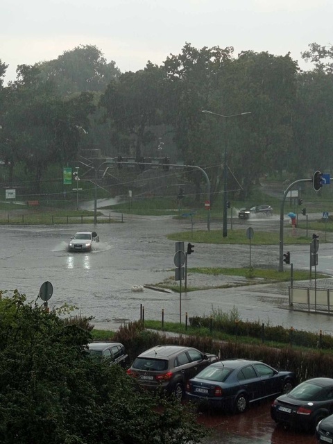 Ulice zamieniły się w potoki zdjęcie nr 313101