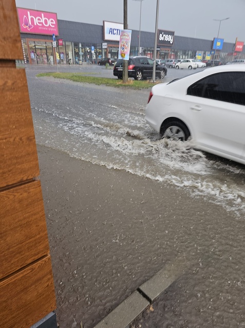 Ulice zamieniły się w potoki zdjęcie nr 313092