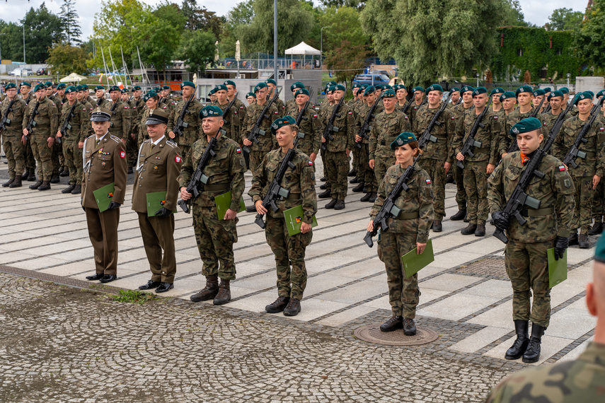 „Od dziecka marzył, by być w wojsku”. Przysięgali na bulwarze zdjęcie nr 313242