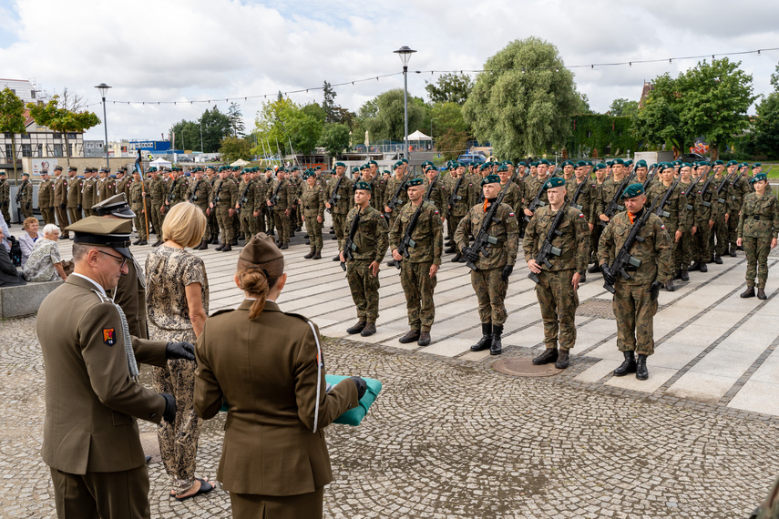 „Od dziecka marzył, by być w wojsku”. Przysięgali na bulwarze zdjęcie nr 313244