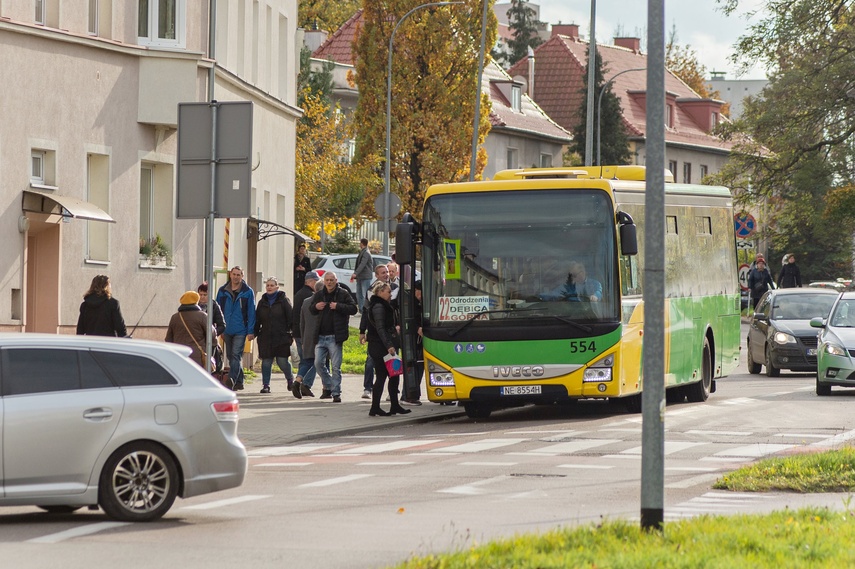 Elblążanie odwiedzają groby bliskich zdjęcie nr 318206