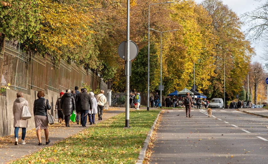 Elblążanie odwiedzają groby bliskich zdjęcie nr 318208