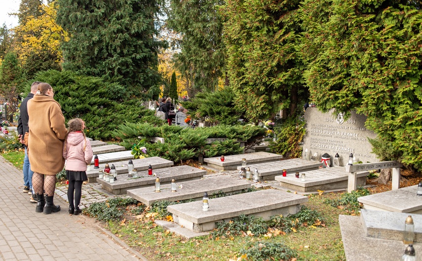 Elblążanie odwiedzają groby bliskich zdjęcie nr 318220