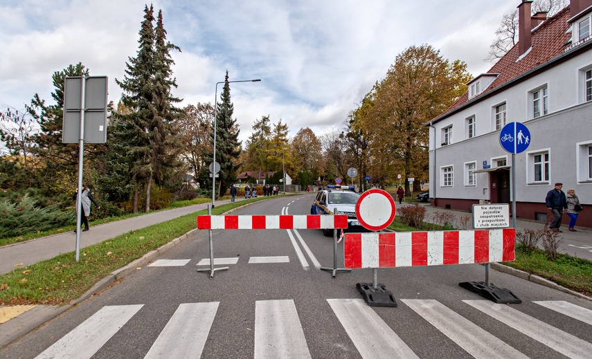 Elblążanie odwiedzają groby bliskich zdjęcie nr 318207