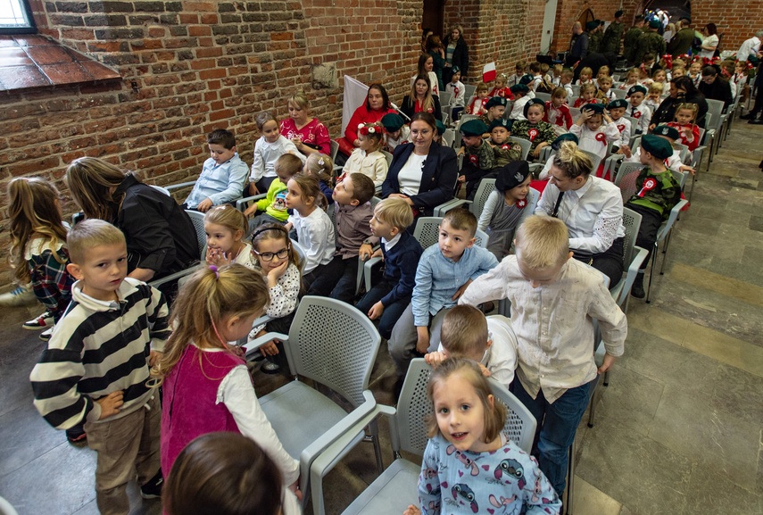 Przedszkolaki zaśpiewały o niepodległości zdjęcie nr 318309