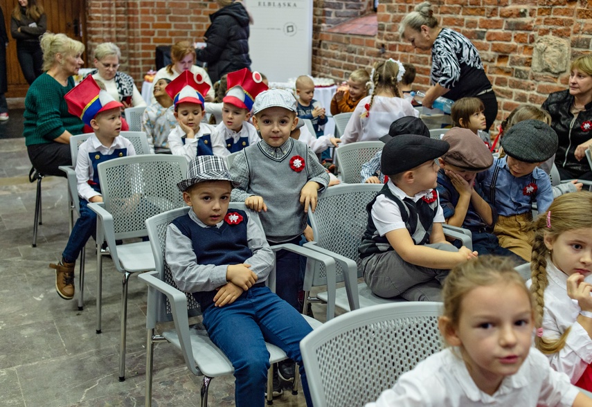 Przedszkolaki zaśpiewały o niepodległości zdjęcie nr 318311