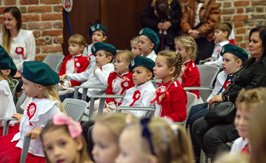 Przedszkolaki zaśpiewały o niepodległości zdjęcie nr 318319