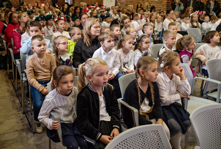 Przedszkolaki zaśpiewały o niepodległości zdjęcie nr 318326