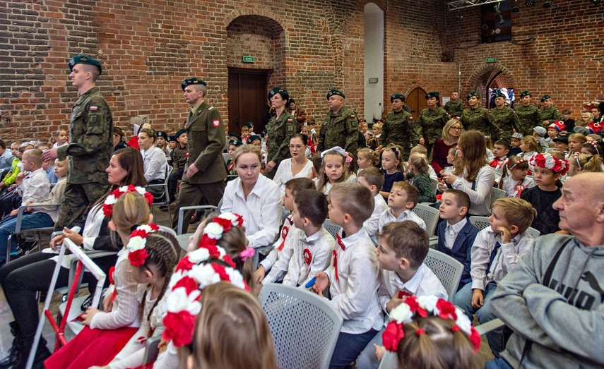 Przedszkolaki zaśpiewały o niepodległości zdjęcie nr 318316