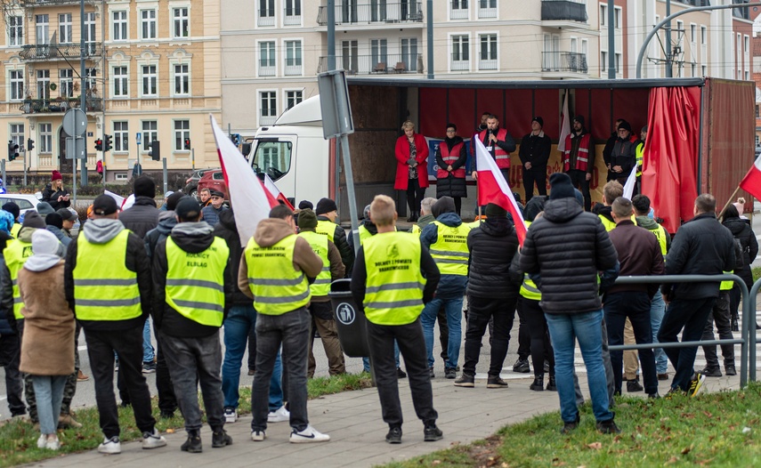 Rolnicy protestowali w Elblągu. „Żywność spoza UE jest nafaszerowana pestycydami” zdjęcie nr 320520