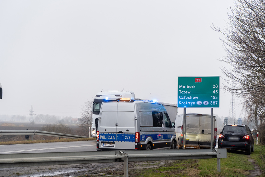 Wjechał w pojazd ciężarowy. Trafił do szpitala zdjęcie nr 323416