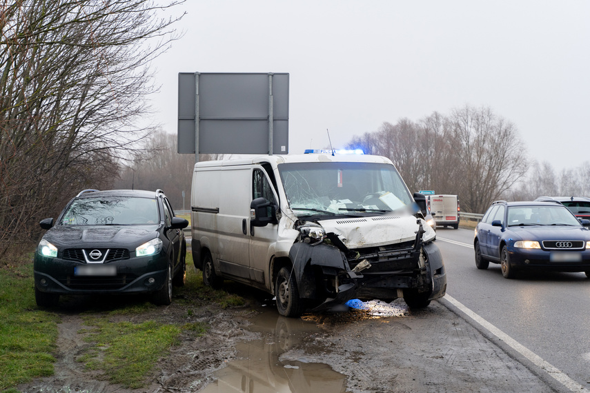 Wjechał w pojazd ciężarowy. Trafił do szpitala zdjęcie nr 323417