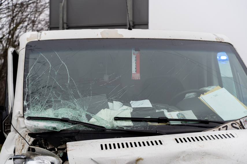 Wjechał w pojazd ciężarowy. Trafił do szpitala zdjęcie nr 323420