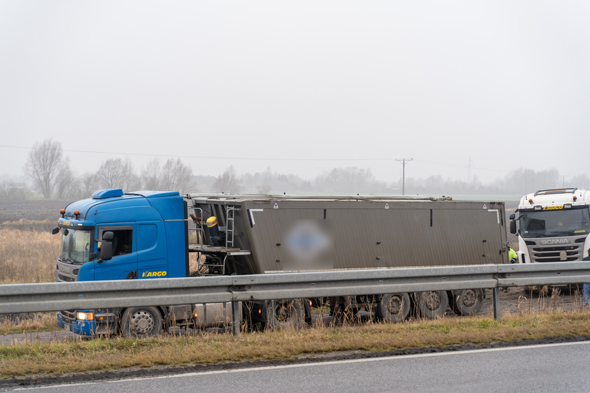 Wjechał w pojazd ciężarowy. Trafił do szpitala zdjęcie nr 323422