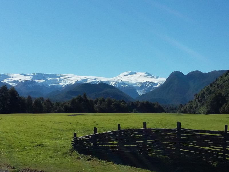 Widok na Andy z drogi Carretera Austral niedaleko Chaiten.