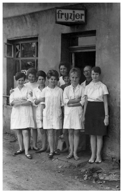 Zdjęcie z pracownicami i uczennicami - od lewej Irka, Jasia, Halinka, Danka, Ela (córka), Kryśka, Irka - 1968 r.