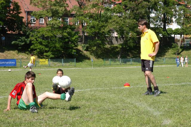 Pokazowy trening młodych piłkarzy Olimpii przeprowadził Dariusz Dziekanowski