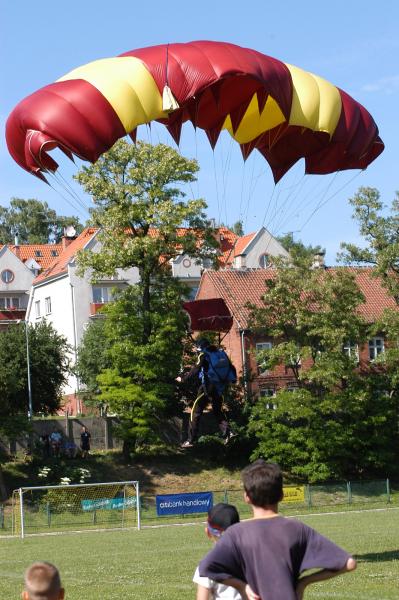 Jedną z atrakcji był pokaz skoków spadochronowych