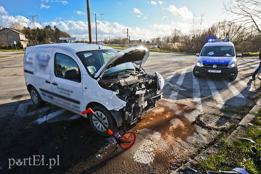 Wypadek na skrzyżowaniu ul. Mazurskiej z al. Odrodzenia zdjęcie nr 221981