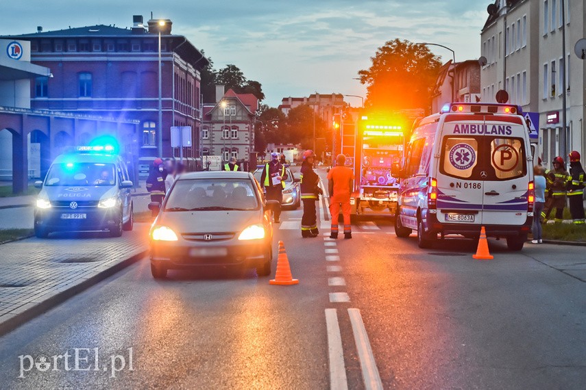 8-latka wbiegła na ruszające auto zdjęcie nr 225812