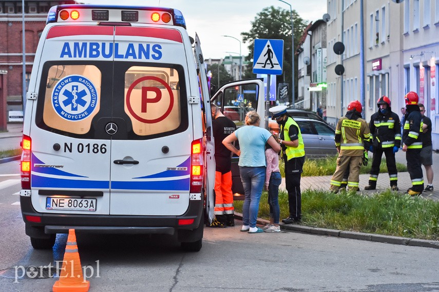 8-latka wbiegła na ruszające auto zdjęcie nr 225807