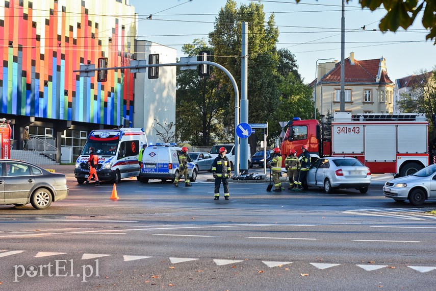 Kolizja skody z autobusem przy szkole muzycznej zdjęcie nr 231841