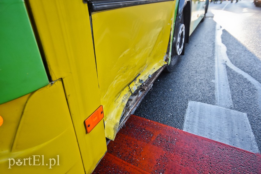 Kolizja skody z autobusem przy szkole muzycznej zdjęcie nr 231845